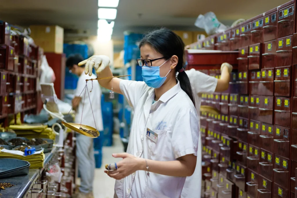 Covid-19: Mainland traditional Chinese medicine experts in Hong Kong offer treatment guidelines